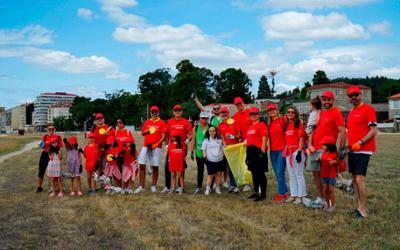 Voluntarios haciendo limpieza en playa de Galicia