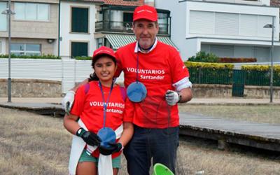 Voluntarios haciendo limpieza en playa de Galicia