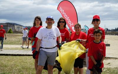 Voluntarios haciendo limpieza en playa de Galicia