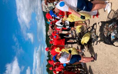 Voluntarios haciendo limpieza en playa de Galicia