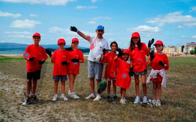 Voluntarios haciendo limpieza en playa de Galicia